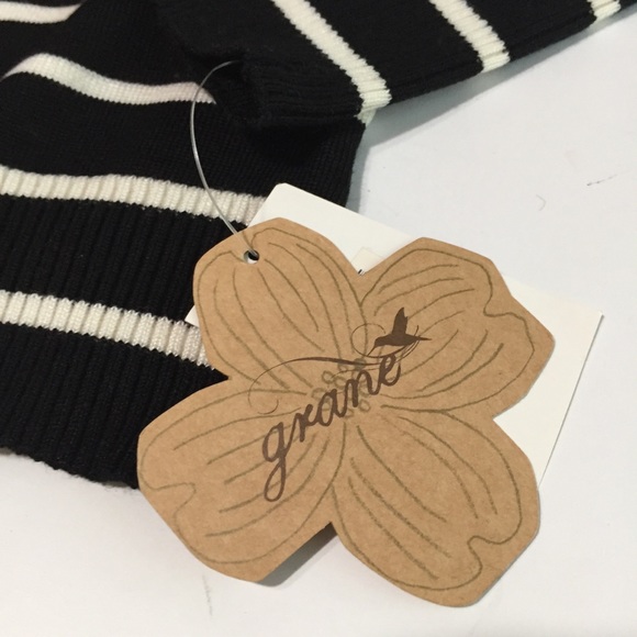 🆕 Black and White Striped Turtleneck (Juniors) - Picture 4 of 5